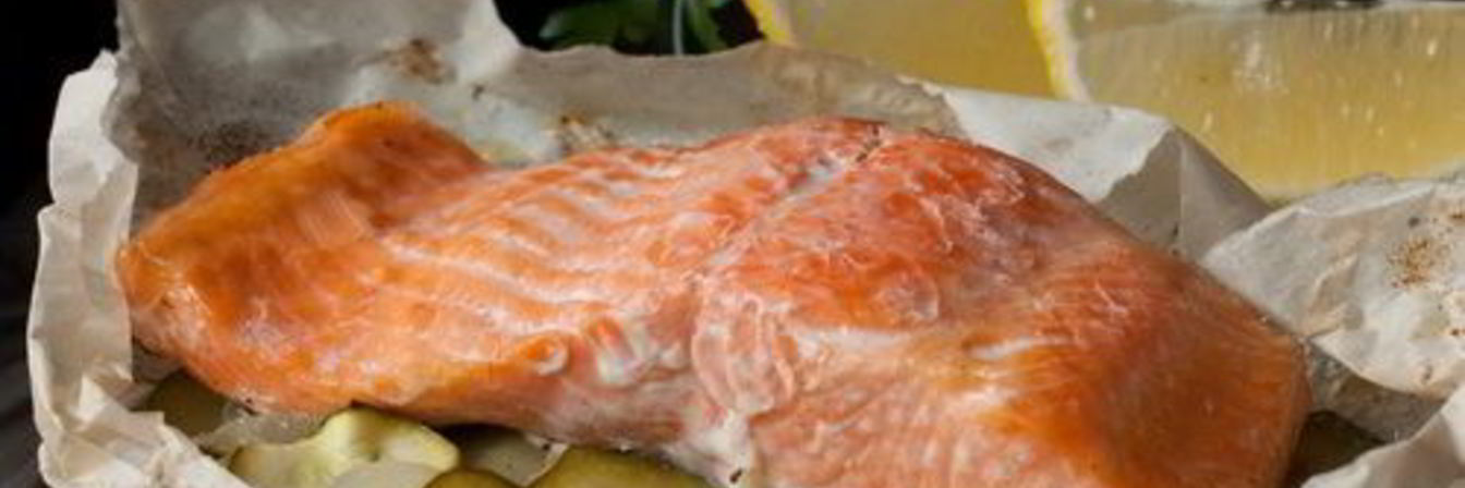 Запеченная семга с цуккини и луком