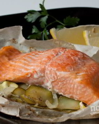 Запеченная семга с цуккини и луком