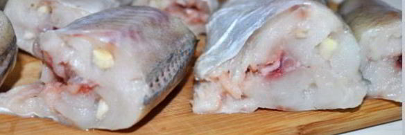 запеченный минтай с чесноком