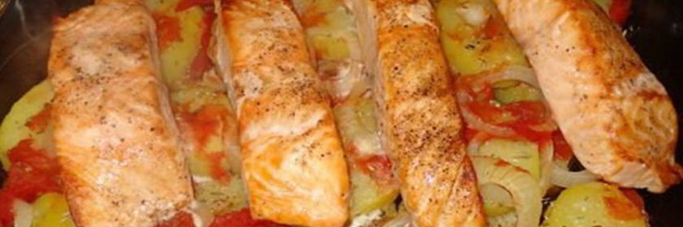 Запеченный с картофелем лосось