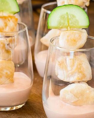 Куриные шашлычки со свежим огурцом и соусом