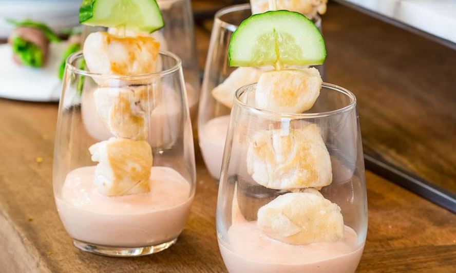 Рецепт куриных шашлычков со свежима огурцома и соусома