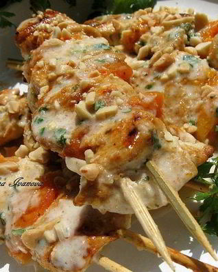 Шашлычки из курицы с абрикосами в арахисово-кокосовом маринаде