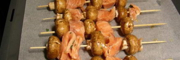 шашлычки из лосося и грибов