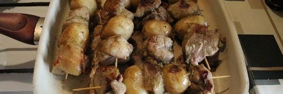 шашлычки из свинины и молодого картофеля