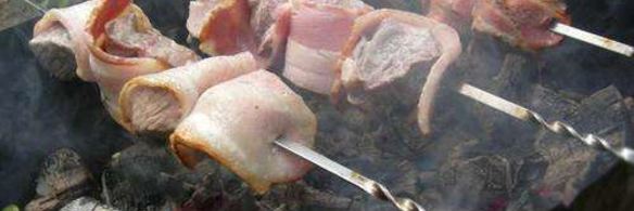 шашлык из говядины в беконе