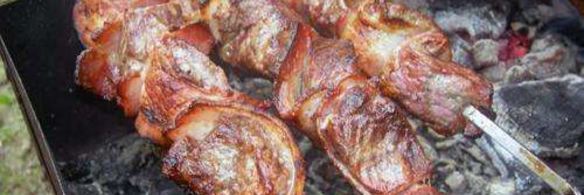 шашлык из говядины в беконе