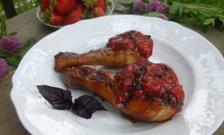 Рецепт шашлыка из курицы с клубнично-базиликовым соусом