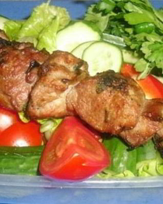 Шашлык из свинины с луком, зеленью и киви