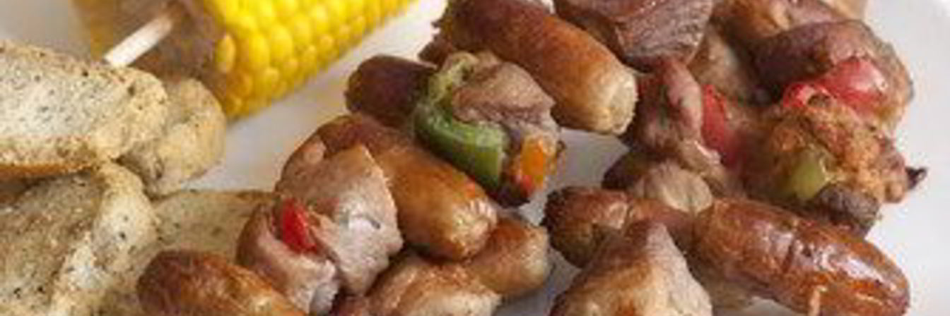 Свиные шашлыки с чоризо и луком