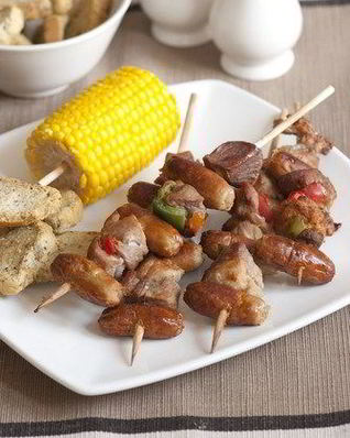 Свиные шашлыки с чоризо и луком