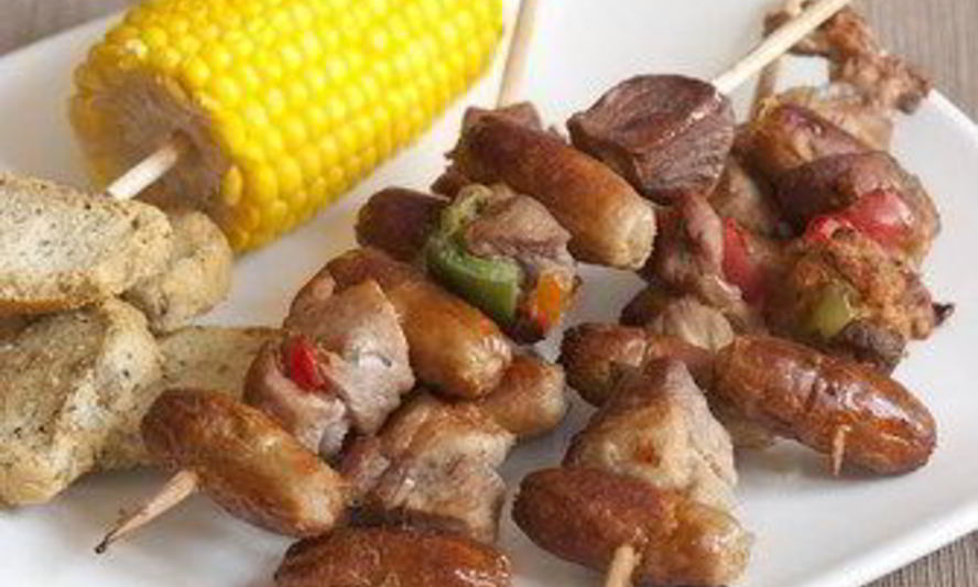 Рецепт свиных шашлыков с чоризо и луком