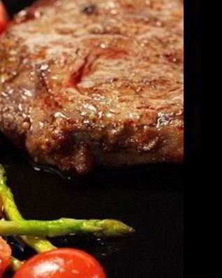 Говяжьи стейки с жаренными помидорами черри