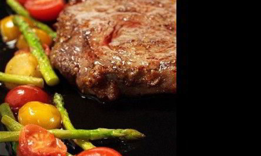 Рецепт говяжьих стейков с жаренными помидорами черри