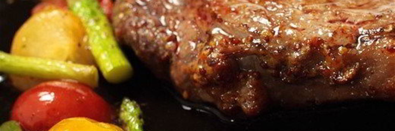 Говяжьи стейки с жареными помидорами черри