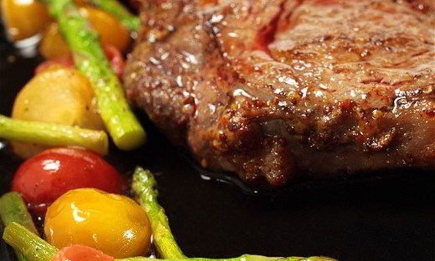 Рецепт говяжьих стейков с жареными помидорами черри