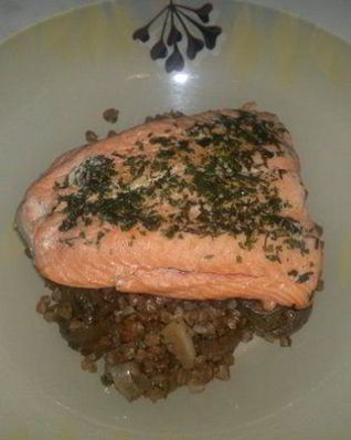 Гречетто с соевым соусом и луком и стейк из лосося в тимьяне