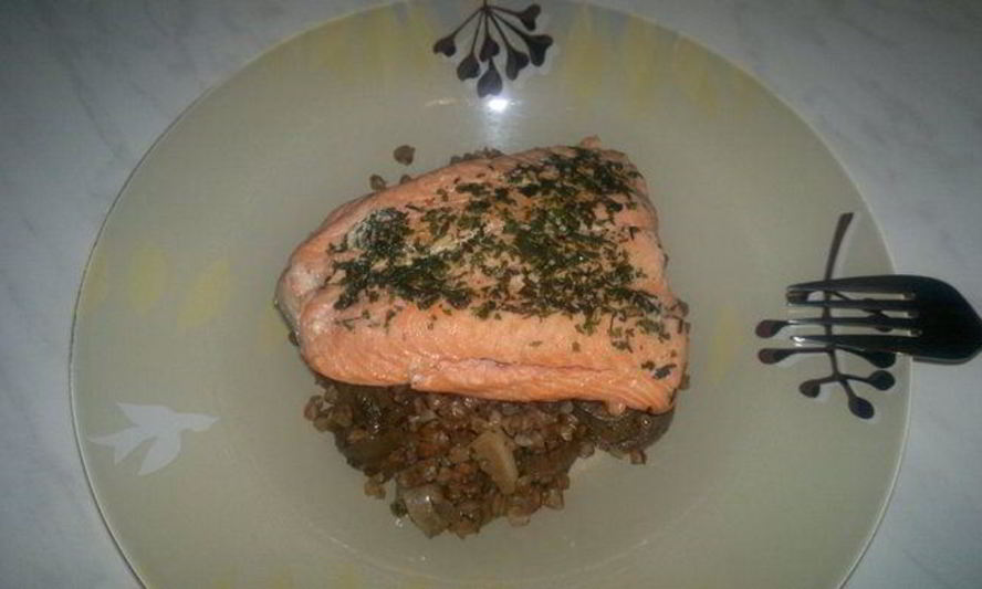 Рецепт гречетто с соевым соусом и луком и стейк из лосося в тимьяне