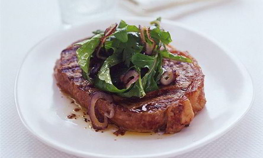 Рецепт обожженного стейка с рукколой