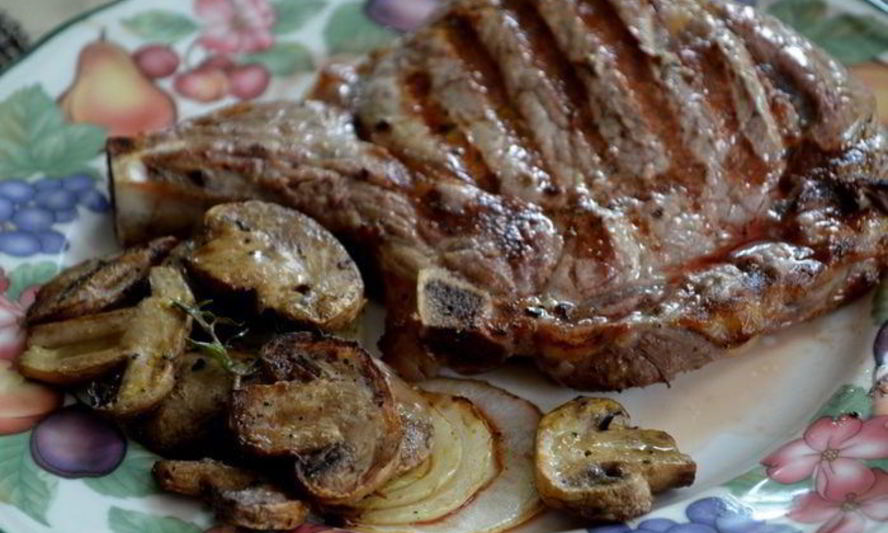 Рецепт рибая стейк с грибами и луком