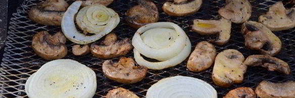 рибай стейк с грибами и луком