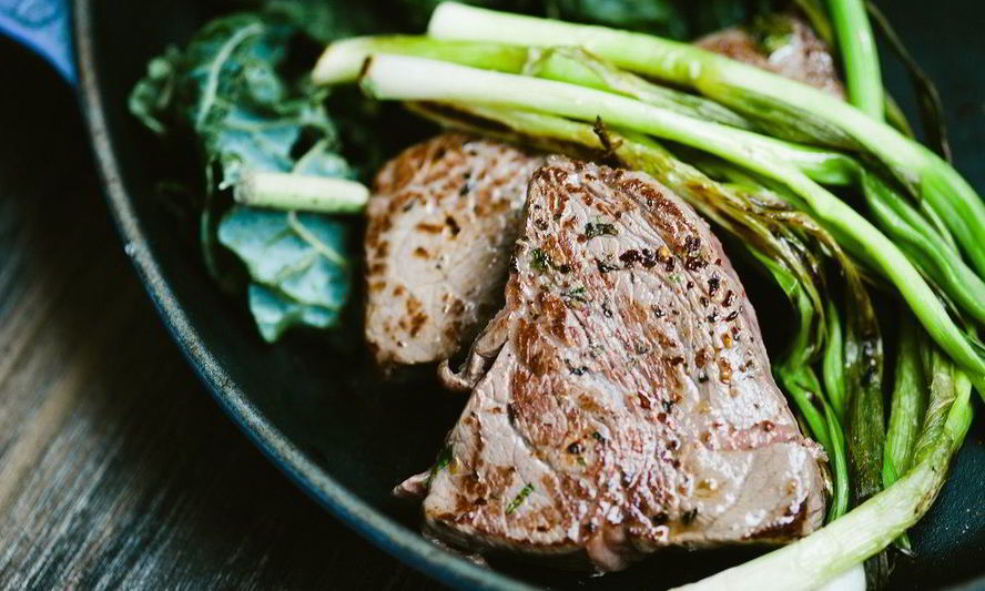 Рецепт стейка из говядины с черным перцем и чесноком