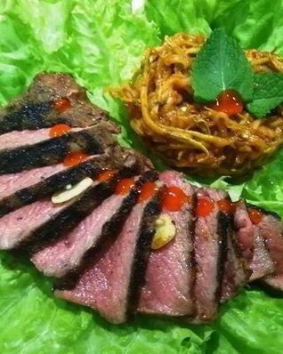 Стейк из говядины с лапшой из кабачка