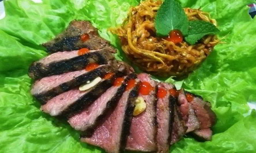 Рецепт стейка из говядины с лапшой из кабачка