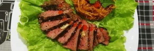 стейк из говядины с лапшой из кабачка