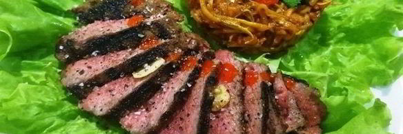 стейк из говядины с лапшой из кабачка