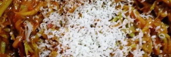 стейк из говядины с лапшой из кабачка