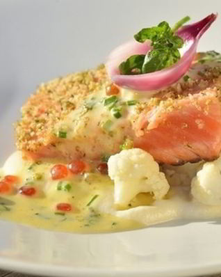 Стейк из семги на овощах