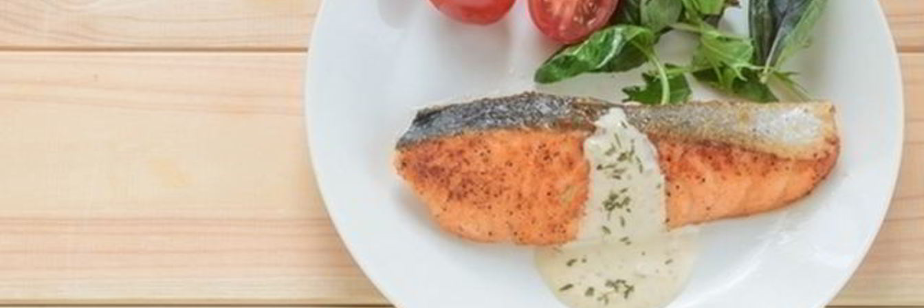 Стейк из семги с майонезным соусом чили