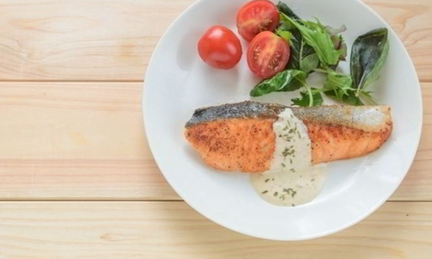 Рецепт стейка из семги с майонезным соусом чили