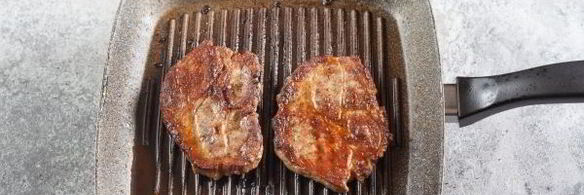 стейк из свинины на сковороде гриль