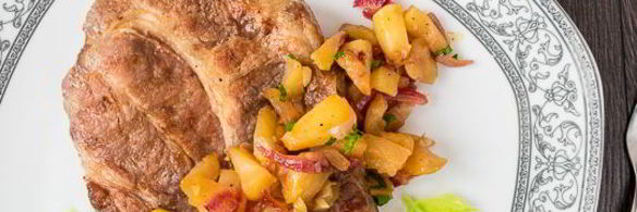 стейк из свинины с яблочным чатни