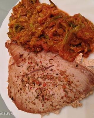 Стейк из тунца с черемшой