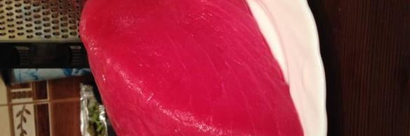 стейк из тунца с черемшой