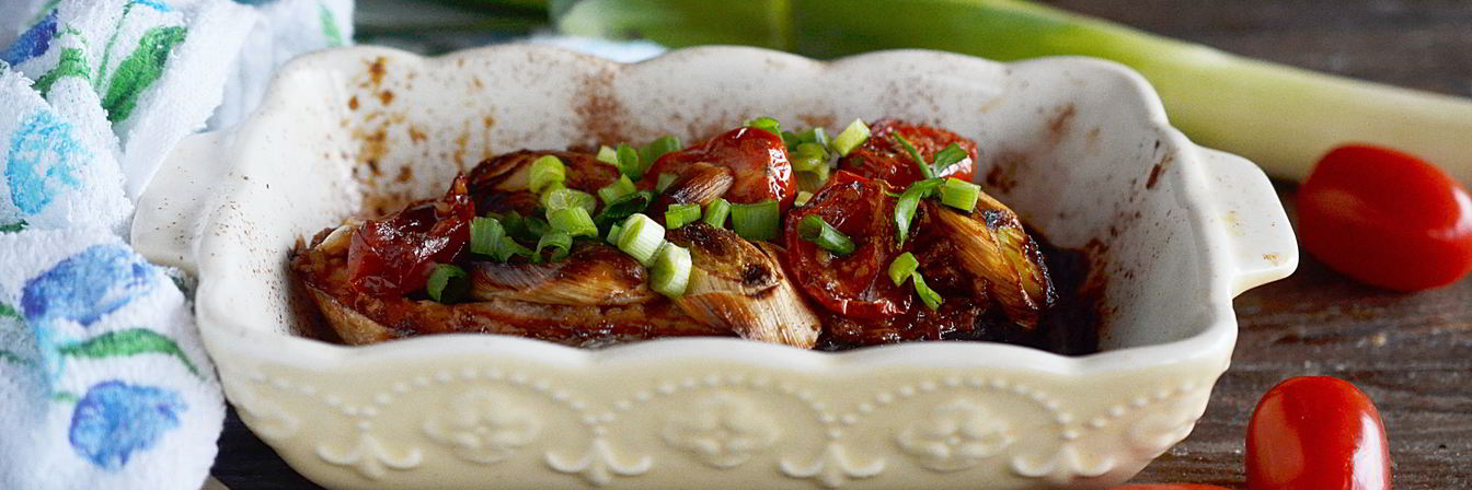 Стейк лосося, запеченный с помидорами черри