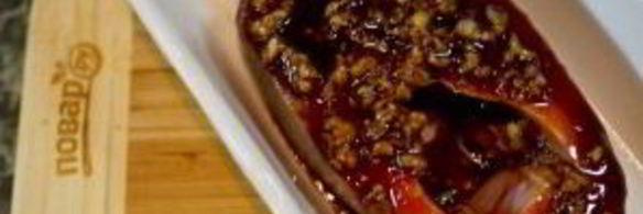 стейк лосося, запеченный с помидорами черри