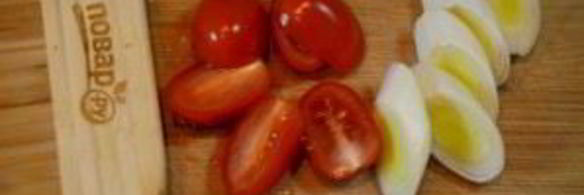 стейк лосося, запеченный с помидорами черри