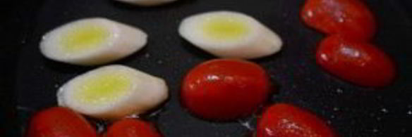 стейк лосося, запеченный с помидорами черри