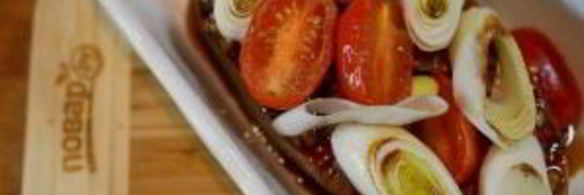 стейк лосося, запеченный с помидорами черри