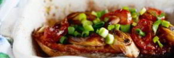 стейк лосося, запеченный с помидорами черри