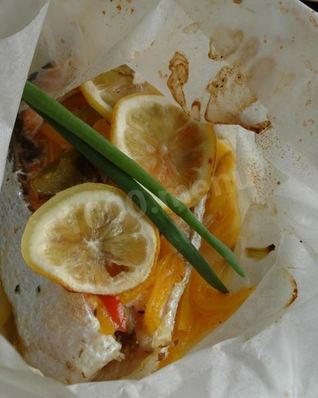 Стейк лосося, запеченный в пергаментной бумаге