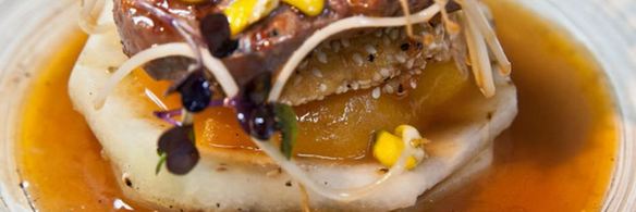 стейк на гриле с дыней, тыквой и ростками сои