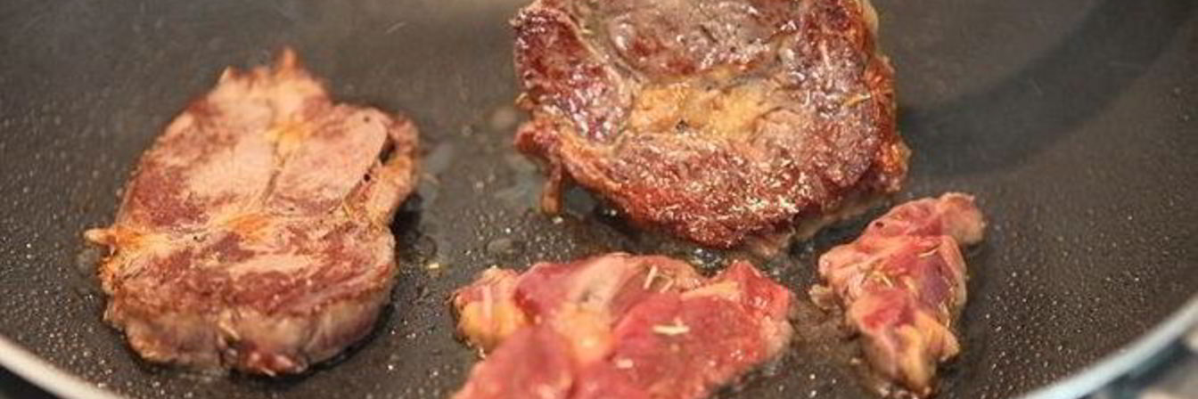 Стейк на сковороде