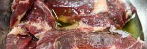 стейк на сковороде