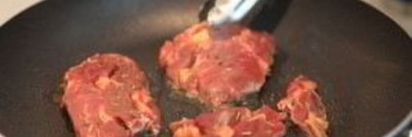 стейк на сковороде