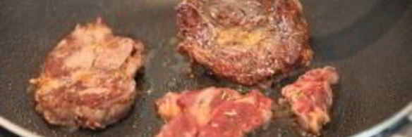 стейк на сковороде